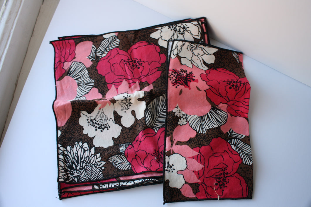 Set of 8 Vera bradley cloth cocktail napkins in Mocha Rouge print